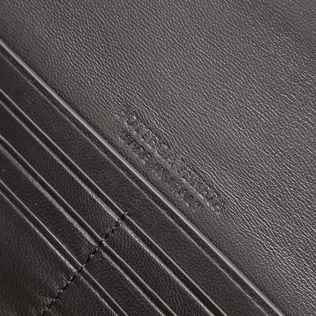Batch 1360 #Bv New Deerskin Clutch 🎈 The deerskin brown bag with extra points for autumn and winter is so beautiful~🍂 Made of classic woven sheepskin and deerskin, it looks like Maillard for autumn and winter🤎 It can be held by hand, carried by hand or carried under the arm. The metal knot embellishment exudes temperament and nobility~ , equipped with a zipper compartment inside, it is a good companion for your daily life🧑‍❤️‍💋‍🧑, whether you are walking on the red carpet or attending a dinner, it will add a unique charm to you💞 Model: 1511 Size: 31x13x3